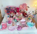 Grote poppenset met poppen winkel, bedjes, buggy's, bad...., Ophalen, Gebruikt, Babypop