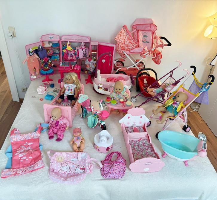 Grote poppenset met poppen winkel, bedjes, buggy's, bad...., Kinderen en Baby's, Speelgoed | Poppen, Gebruikt, Babypop, Ophalen