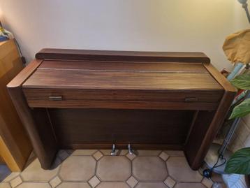 Mooie akoestische piano beschikbaar voor biedingen