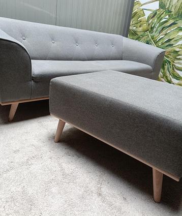 Leuke bank met hocker, als nieuw! (bezorgoptie) beschikbaar voor biedingen