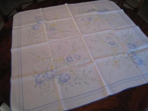 Tafelkleed, vierkant, lichte stof, wit met bloemen, 86x82cm, Huis en Inrichting, Tafelkleden, Vierkant, Binnen, Ophalen of Verzenden