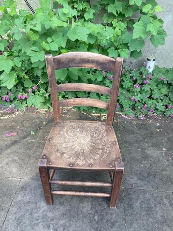 Vintage kinderstoel beschikbaar voor biedingen