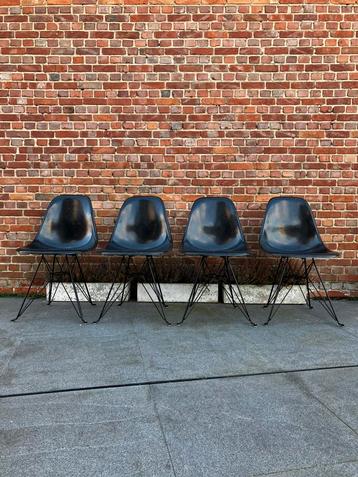 Vintage Eames side chairs beschikbaar voor biedingen