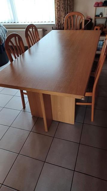 Eettafel met 6 stoelen in beukenkleur beschikbaar voor biedingen