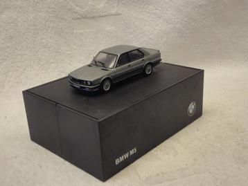 BMW M5 (E28) graumet. (BMW-Werbemodell)AUTOart 1:43 beschikbaar voor biedingen