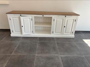 Klassieke houten kast beschikbaar voor biedingen