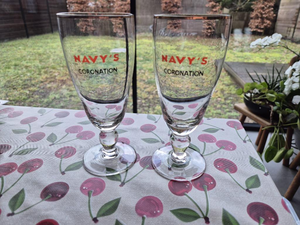 2 bierglazen: navys coronation, Ophalen of Verzenden, Gebruikt, Overige typen