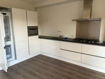Moderne witte hoogglans hoekkeuken +apparatuur GEDEMONTEERD beschikbaar voor biedingen