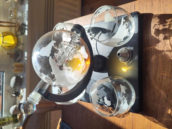 Whiskey Karaf - Wereldbol - 4 glazen, Huis en Inrichting, Keuken | Servies, Zo goed als nieuw, Ophalen