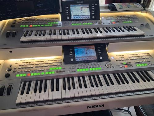 2 maal tyros 2 ene wersi module en meubel., Muziek en Instrumenten, Keyboards, Gebruikt, Ophalen