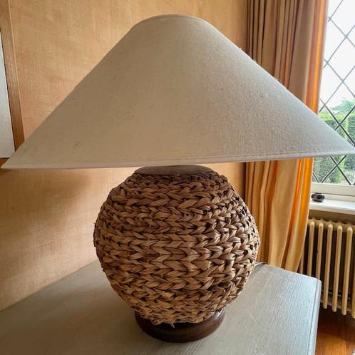 Sfeervolle landelijke tafellamp met gevlochten rotan voet, Huis en Inrichting, Lampen | Tafellampen, Zo goed als nieuw, Minder dan 50 cm