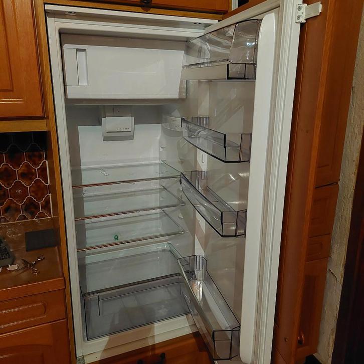 Ingebouwde gecombineerde koelkast, Elektronische apparatuur, Koelkasten en IJskasten, Zo goed als nieuw, Met vriesvak, 150 tot 200 liter