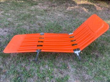 Vintage oranje jaren ‘70 ligbed beschikbaar voor biedingen