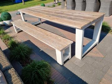 Zeer leuke eettafel  beschikbaar voor biedingen