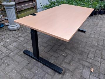 Diverse mooie bureaus beschikbaar voor biedingen