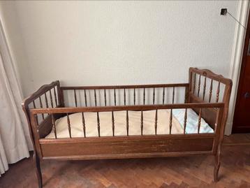 Vintage ledikant met matras beschikbaar voor biedingen