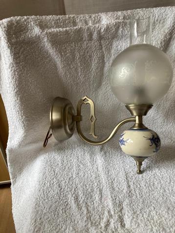wandlampje delfts blauw met glazen stolp beschikbaar voor biedingen