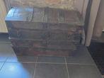 Oude houten en gehamerde metalen kist, Ophalen