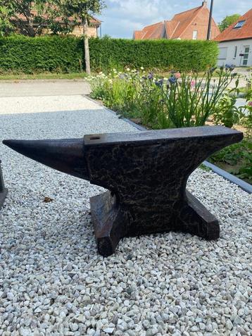 Aambeeld beschikbaar voor biedingen