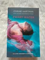 Boek: Corine Hartman - Zwart Water, Livres, Thrillers, Corine Hartman, Enlèvement ou Envoi, Neuf