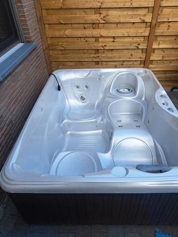 Jacuzzi hotspring beschikbaar voor biedingen
