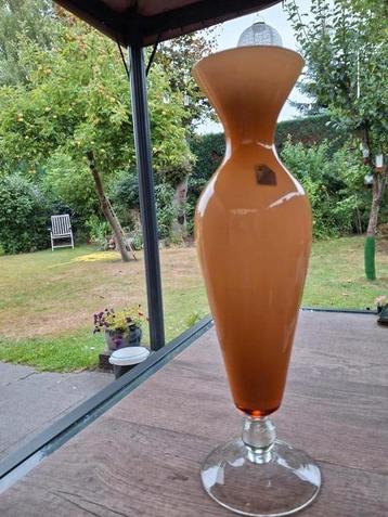 Prachtige puntgave Opaline vaas op voet.
Mooie oker kleur.
 beschikbaar voor biedingen