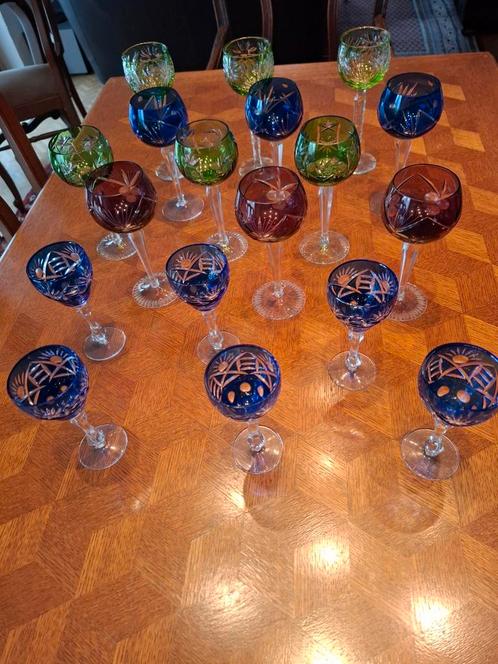 18 gekleurde kristallen glazen op voet, Antiek en Kunst, Antiek | Glaswerk en Kristal, Ophalen