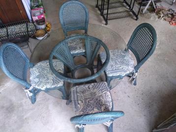 Filippijnse stijl tafel en 4 stoelen