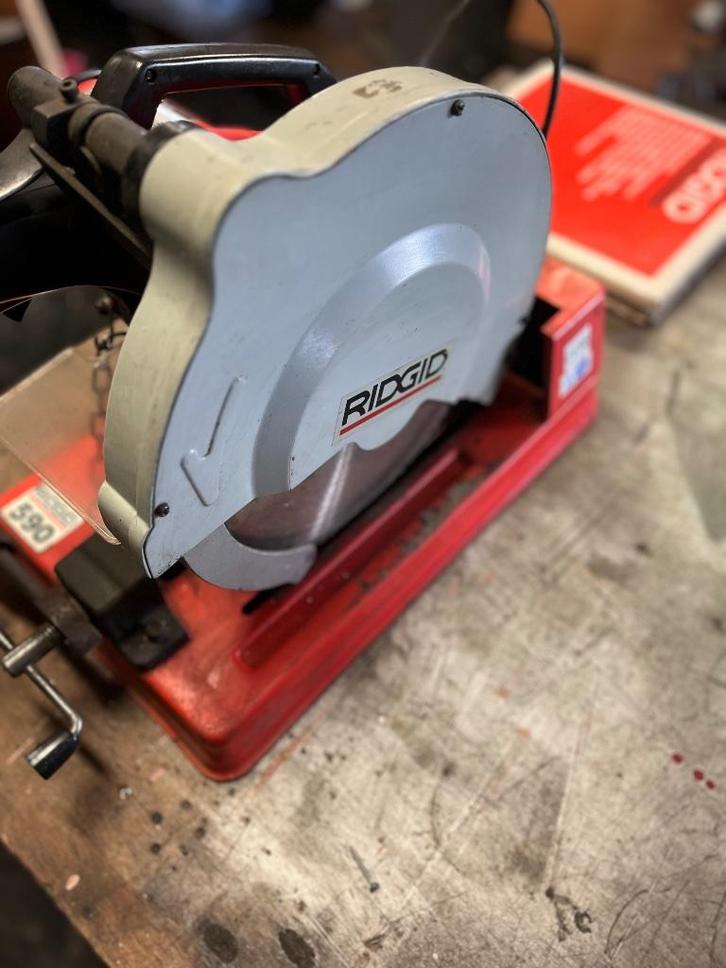 Ridgid  590 profecionele IJzer afkortzaag met extra zaagblad, Doe-het-zelf en Bouw, Gereedschap | Zaagmachines, Gebruikt, Afkortzaag