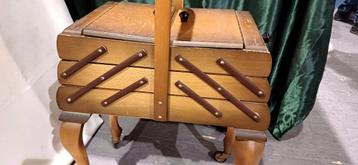 Decoratief retro naaikofferje op wieltjes beschikbaar voor biedingen