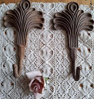 Verweerde brocante gietijzeren haken, schelp beschikbaar voor biedingen