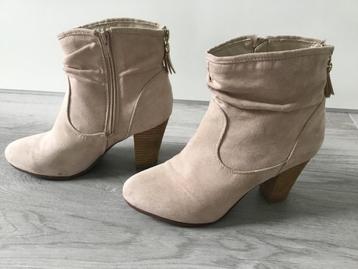 Roze / nude enkellaarsjes Trend One maat 38