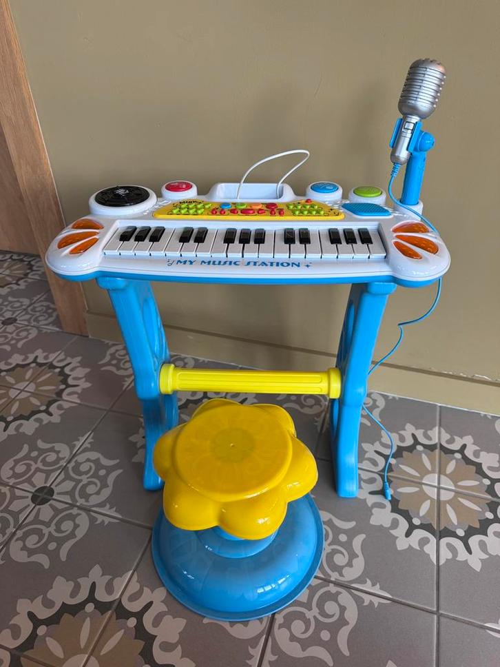 Kinder keyboard met kruk, Muziek en Instrumenten, Keyboards, Zo goed als nieuw, Ophalen