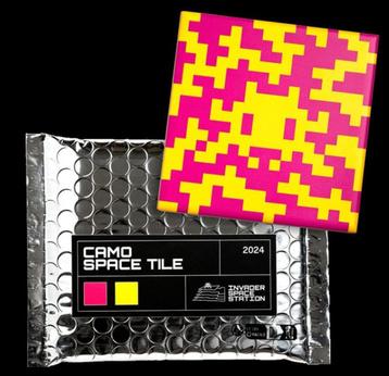 Invader, CAMO SPACE tegel geel roze beschikbaar voor biedingen