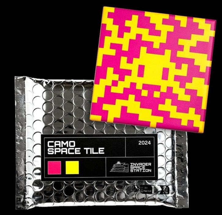 Invader, CAMO SPACE tegel geel roze, Antiek en Kunst, Kunst | Overige Kunst, Ophalen of Verzenden