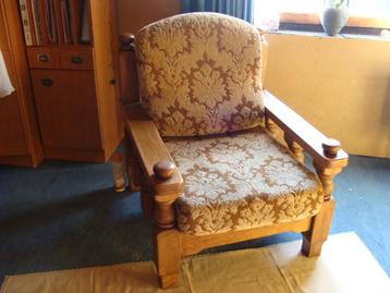 ancien fauteuil chêne massif, coussins tissus  disponible aux enchères