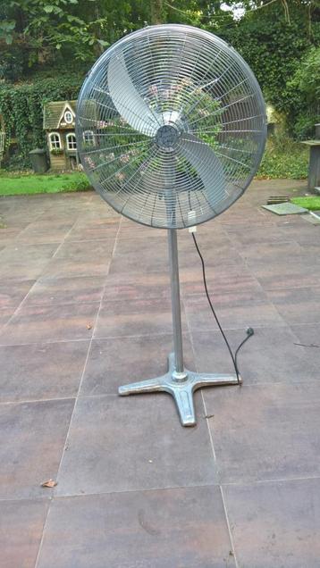 Oude retro Ventilator beschikbaar voor biedingen