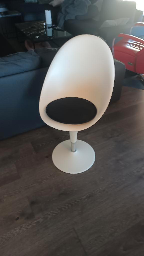 Witte eetkamerstoelen bombo magis 8 stuks, Huis en Inrichting, Stoelen, Gebruikt, Vijf, Zes of meer stoelen, Kunststof, Metaal