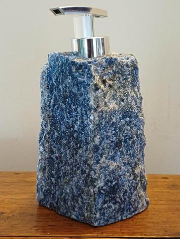 2 zeepdispensers uit mineralen (rozenkwarts - sodaliet) beschikbaar voor biedingen