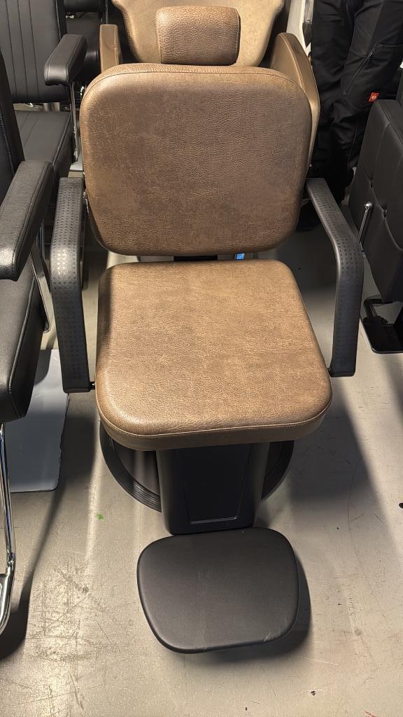 herenstoel bruin kappersstoel kantelbare rugleuning kapsalon, Huis en Inrichting, Woonaccessoires | Overige, Nieuw, Ophalen