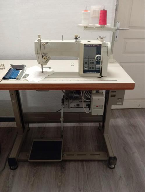 Toyota industriële naaimachine, Hobby en Vrije tijd, Naaimachines en Toebehoren, Zo goed als nieuw, Naaimachine, Ophalen