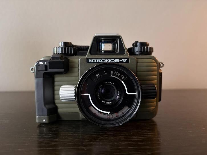 SAFARI GREEN NIKONOS V UNDERWATER CAMERA MET 35MM F2.5 LENS, Audio, Tv en Foto, Fotocamera's Analoog, Verzenden