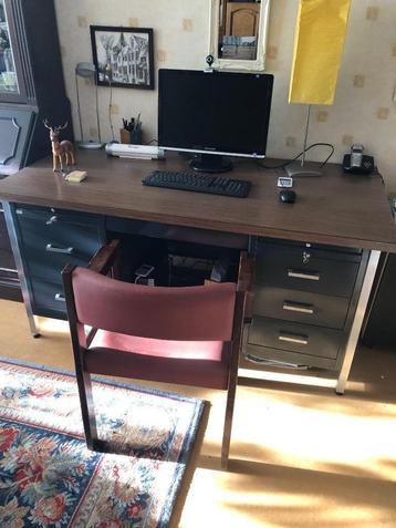 Heel mooi professioneel & duur bureau van metaal.  beschikbaar voor biedingen