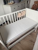 Sundvik babybed met matras en matrasbeschermer, Ophalen, Zo goed als nieuw, Matras