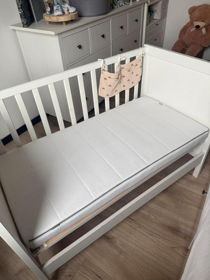 Sundvik babybed met matras en matrasbeschermer, Kinderen en Baby's, Kinderkamer | Bedden, Zo goed als nieuw, Matras, Ophalen