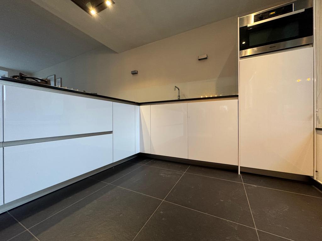 Cuisine d'angle à haute brillance + équipement + DÉMONTÉ, Maison & Meubles, Cuisine | Cuisines complètes, Cuisine d'angle, Blanc