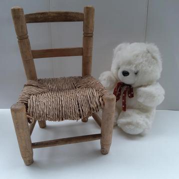 Mini vintage-stoeltje ( hoogte 38 cm)  met knuffel. beschikbaar voor biedingen