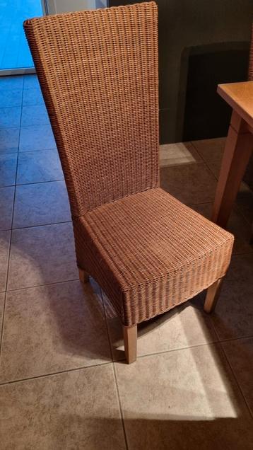 10 rieten stoelen (65 € per stuk of 600 € totaal) beschikbaar voor biedingen