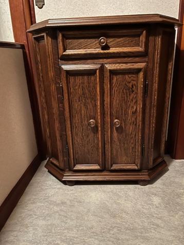 Vintage kastje beschikbaar voor biedingen