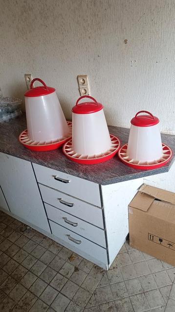 Voeder bakken en water bakken  beschikbaar voor biedingen